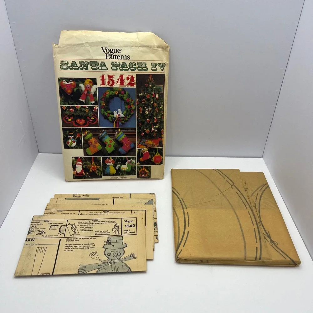Vogue Santa Pack IV Sewing Pattern 1542 Vtg 70s Felt Ornament Stocking Wreath